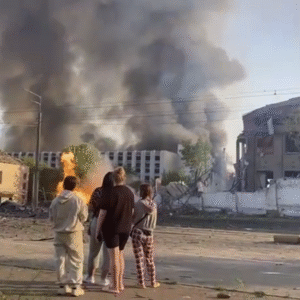 Veľký požiar v Darnickej štvrti v Kyjeve: Oheň zasiahol obytné aj priemyselné bu...