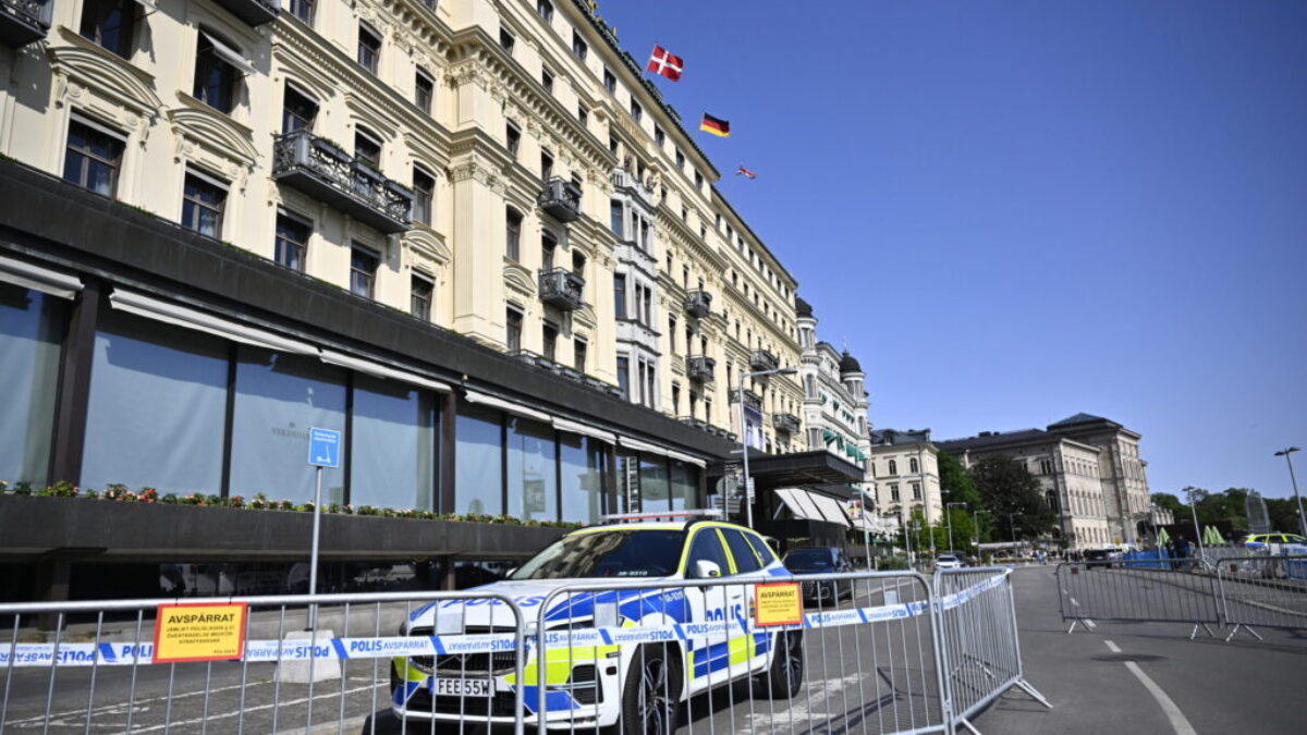 Nemecký vicekancelár s americkým generálom a admirálom na tajnej konferencii Bilderbergu