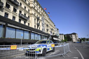 Nemecký vicekancelár s americkým generálom a admirálom na tajnej konferencii Bil...