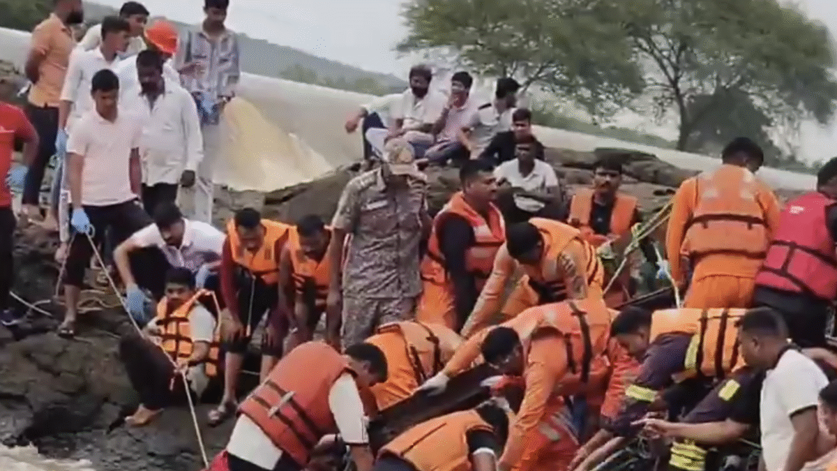 Zrútenie mosta cez rieku Indrayani v indickom meste Pune: Najmenej dvaja mŕtvi a viac ako 30 zranených