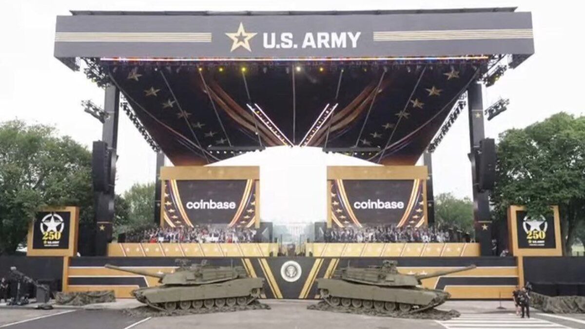 Bizarný moment z najväčšej vojenskej prehliadky na počesť 250. výročia americkej armády USA. Sponzorovali ju Coinbase a Palantir.