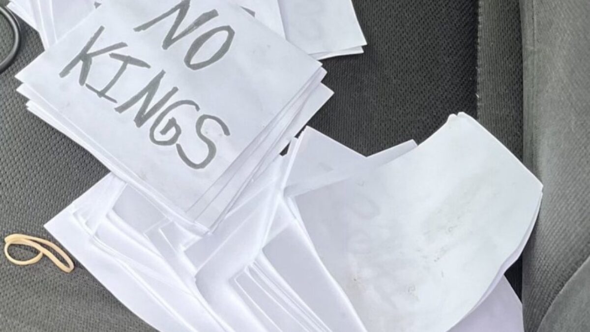 Polícia v spojitosti so strelcom, ktorý dnes zavraždil poslankyňu Minnesoty Melissu Hortman a jej manžela, našla vo vozidle letáky s nápisom „NO KINGS“