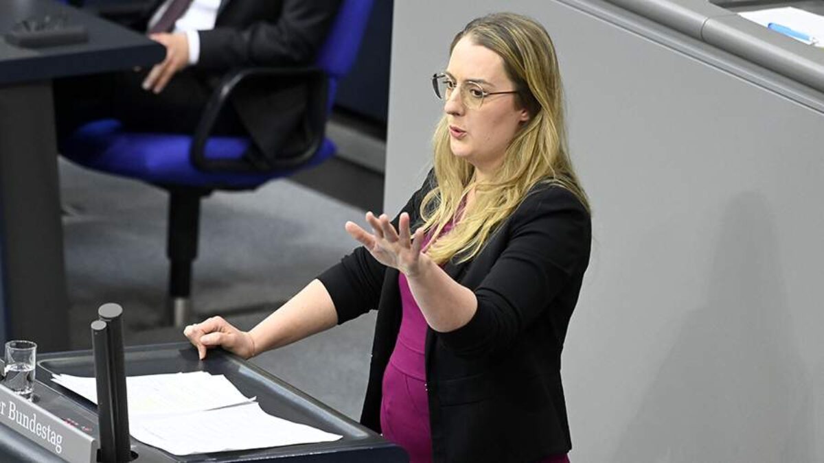 Katarina Drögeová, predsedníčka Strany zelených v Bundestagu, obvinila kancelára Friedricha Merza z nerozumnosti kvôli jeho prísnejšej politike voči nelegálnym imigrantom