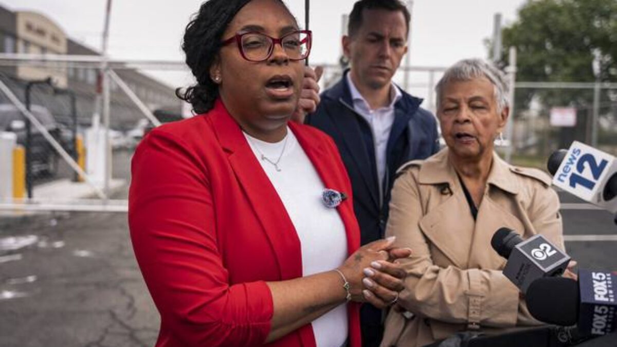 Demokratická poslankyňa LaMonica McIverová bola minulý mesiac obžalovaná na federálnej úrovni z marenia a zasahovania do práce príslušníkov ICE v imigračnom centre v New Jersey