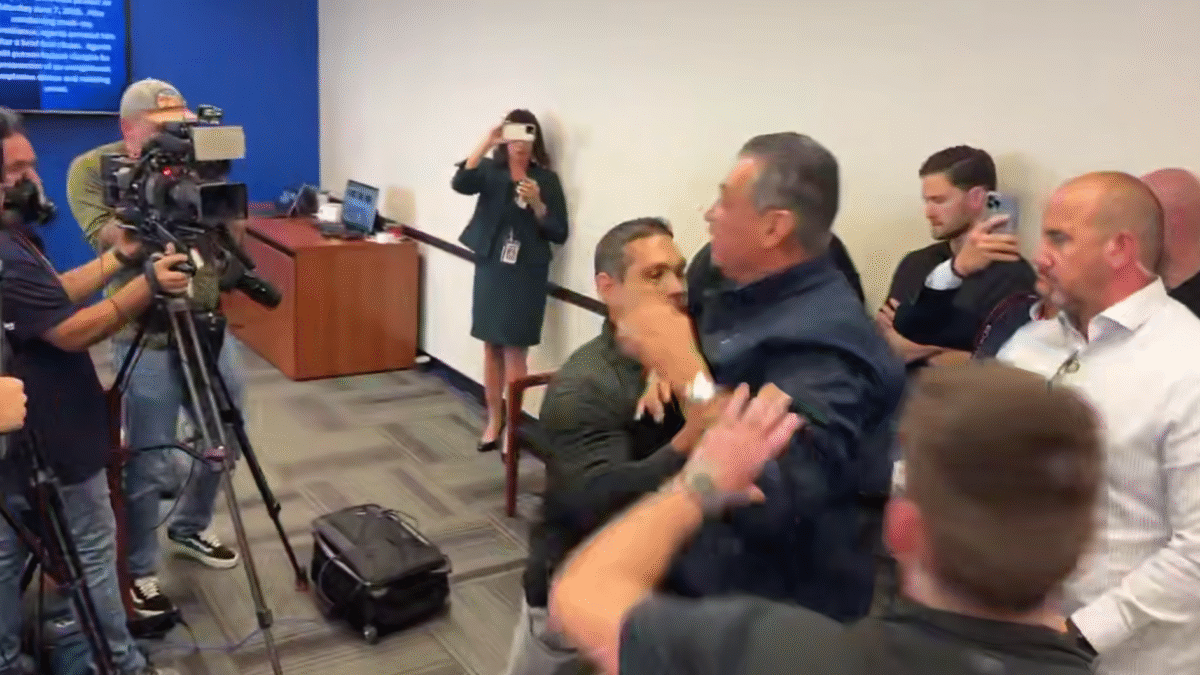 Kalifornský demokratický senátor Alex Padilla práve narušil tlačovú konferenciu ministerky domácej bezpečnosti Kristi Noem v Los Angeles a bol násilne vyvedený