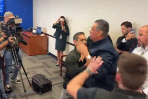 Kalifornský demokratický senátor Alex Padilla práve narušil tlačovú konferenciu ...