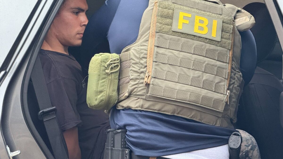 FBI zatkla Alejandra Orellanu za distribúciu ochranných štítov z nákladného auta protiimigračným výtržníkom.