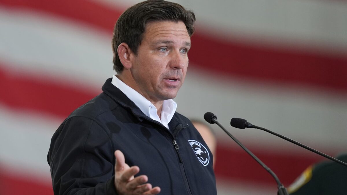 Guvernér Ron DeSantis hovorí, že obyvatelia Floridy majú právo prejsť autom cez protestujúcich blokujúcich ulicu, ak sa domnievajú, že ich život je v ohrození.