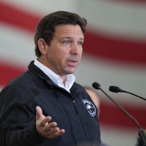 Guvernér Ron DeSantis hovorí, že obyvatelia Floridy majú právo prejsť autom cez ...