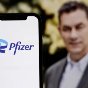 Ursula von der Leyen a generálny riaditeľ spoločnosti Pfizer Bourla boli v Talia...