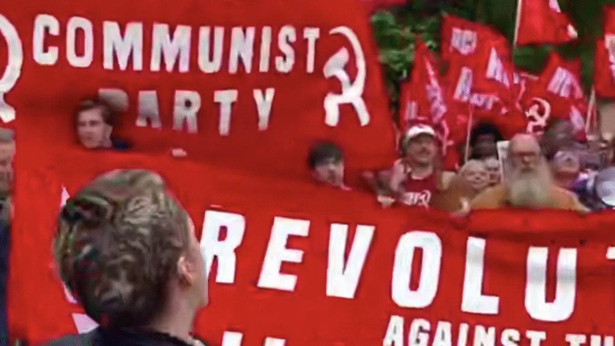 Protestujúci vychádzajú do ulíc Spojeného kráľovstva, aby skandovali o potrebe podpory Jemenu a začatia celosvetovej revolúcie