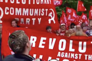 Protestujúci vychádzajú do ulíc Spojeného kráľovstva, aby skandovali o potrebe p...