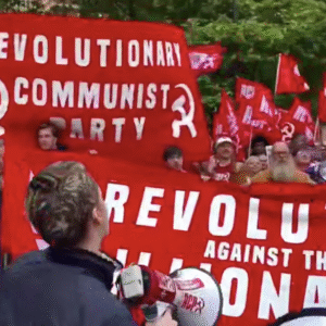 Protestujúci vychádzajú do ulíc Spojeného kráľovstva, aby skandovali o potrebe p...