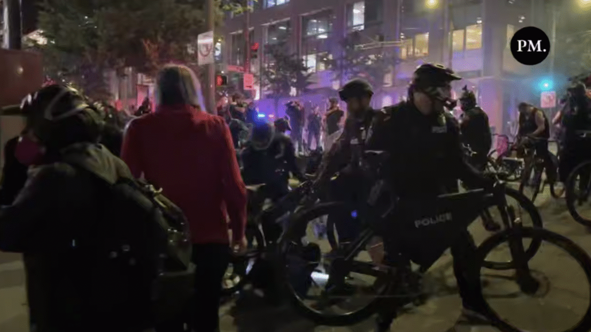 Policia v Seattli zasahovala proti výtržníkom ANTIFA pred federálnou budovou v Seattli