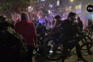 Policia v Seattli zasahovala proti výtržníkom ANTIFA pred federálnou budovou v S...