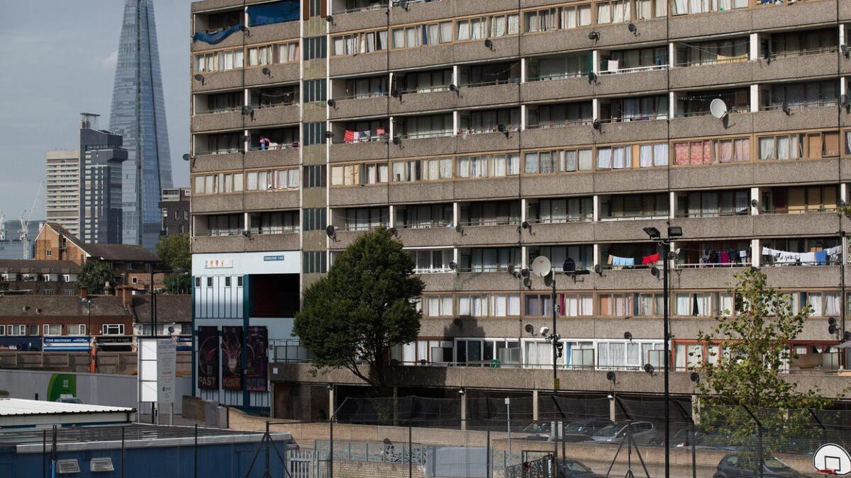 48 % londýnskych sociálnych bytov obývajú ľudia narodení v zahraničí, čo Britániu stojí ročne približne 3,6 miliardy libier na zľavnenom nájomnom.