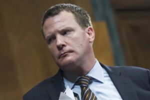 Mike Davis hovorí, že je čas začať zatýkať politikov a miliardárov, ktorí napomá...