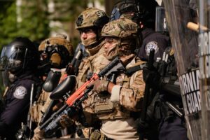 Texaský guvernér Greg Abbott nasadzuje Texaskú národnú gardu pred plánovanými pr...