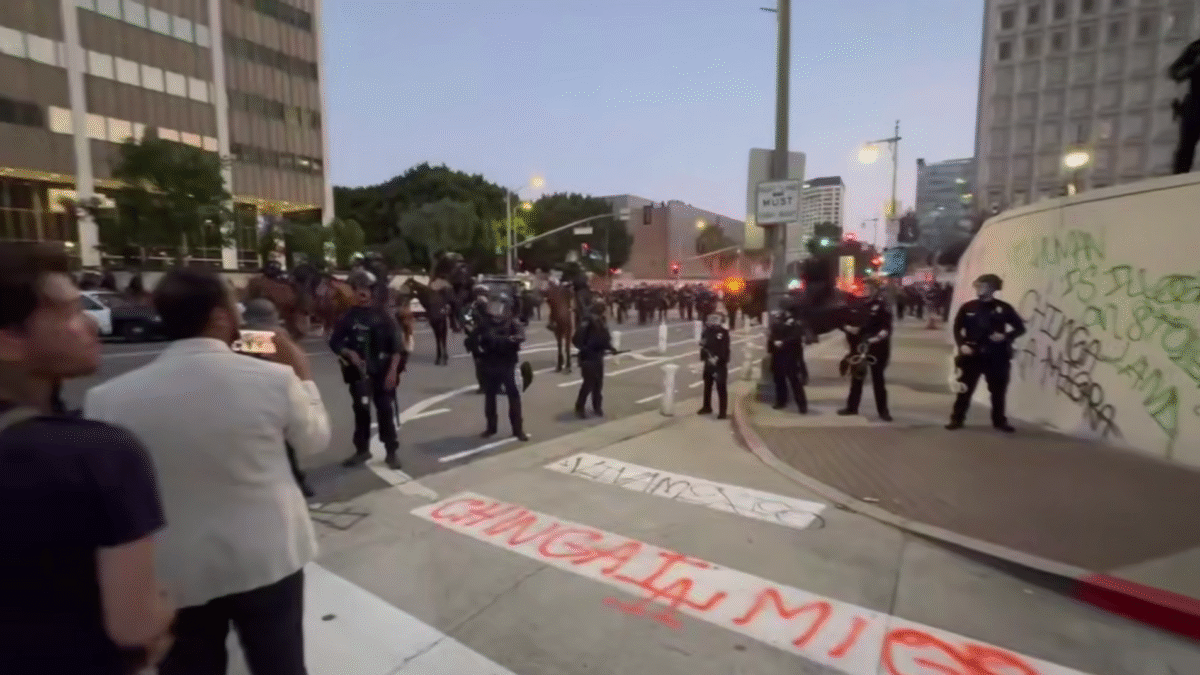 Polícia v Los Angeles začína s hromadným zatýkaním demonštrantov proti deportácii