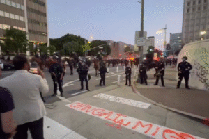 Polícia v Los Angeles začína s hromadným zatýkaním demonštrantov proti deportáci...