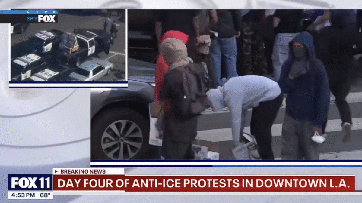 Do centra Los Angeles dorazilo záhadné auto a začalo vykladať krabice s ochrannými štítmi na tvár priamo do rúk čakajúcich protestujúcich