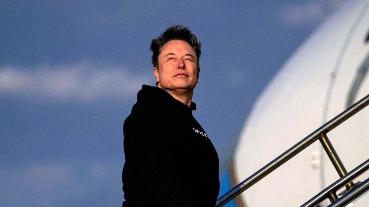 Ministerstvo vnútra USA a Ministerstvo spravodlivosti USA sledovali zahraničných štátnych príslušníkov, ktorí v rokoch 2022 a 2023 navštevovali Muskove nehnuteľnosti, pričom ako dôvod uviedli „obavy zo zahraničného vplyvu“.