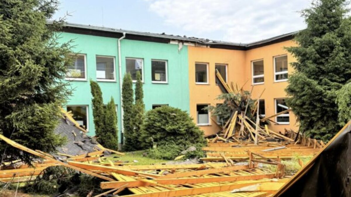 Silný vietor poškodil strechu na základnej škole v Michalovciach, vyhlásili mimoriadnu situáciu
