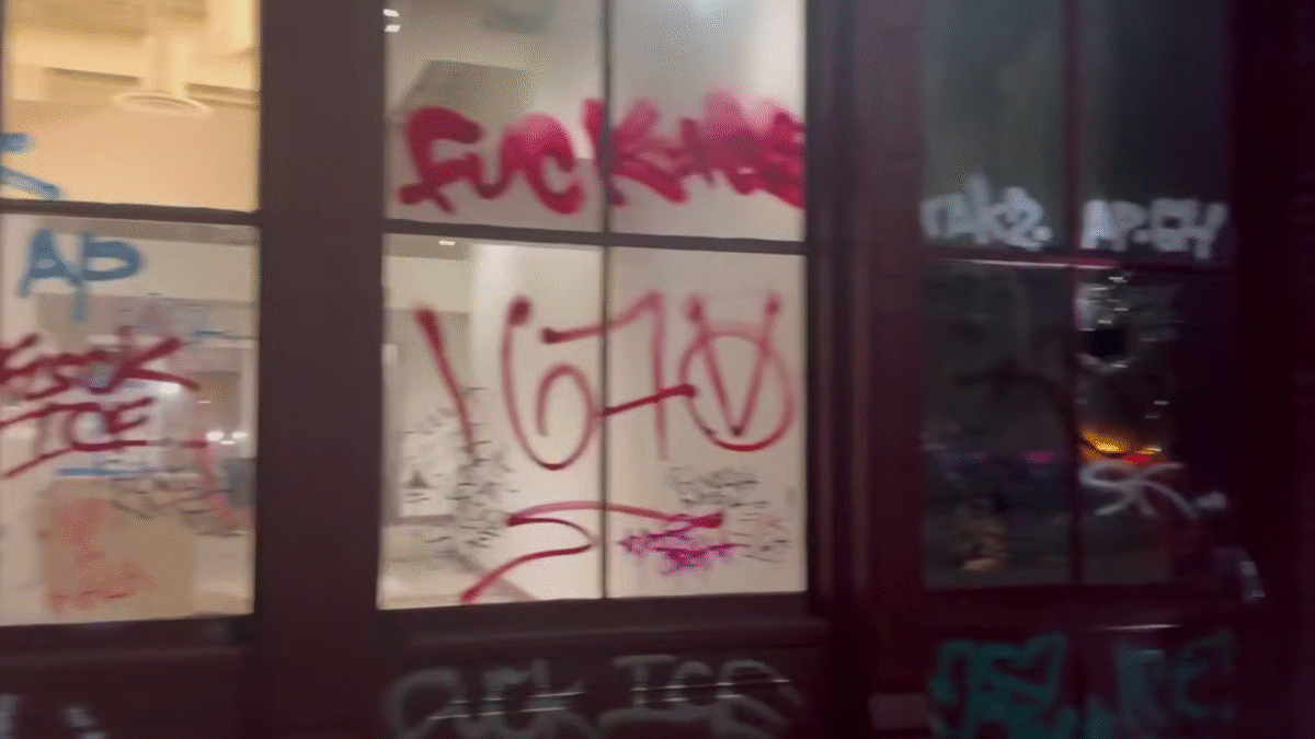 Centrum Los Angeles – obchody zničené vandalmi počas nepokojov migrantov