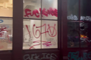 Centrum Los Angeles – obchody zničené vandalmi počas nepokojov migrantov