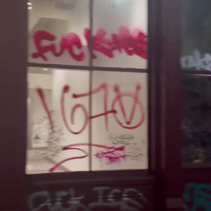 Centrum Los Angeles – obchody zničené vandalmi počas nepokojov migrantov