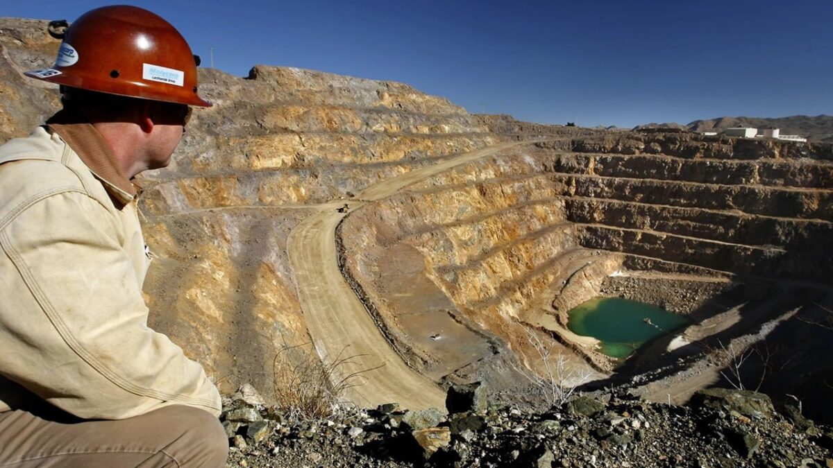 USA na dnešných obchodných rokovaniach s vysokými očakávaniami v Londýne tlačia na Čínu, aby zvýšila vývoz kovov vzácnych kovov, uviedol ekonomický poradca Bieleho domu Kevin Hassett