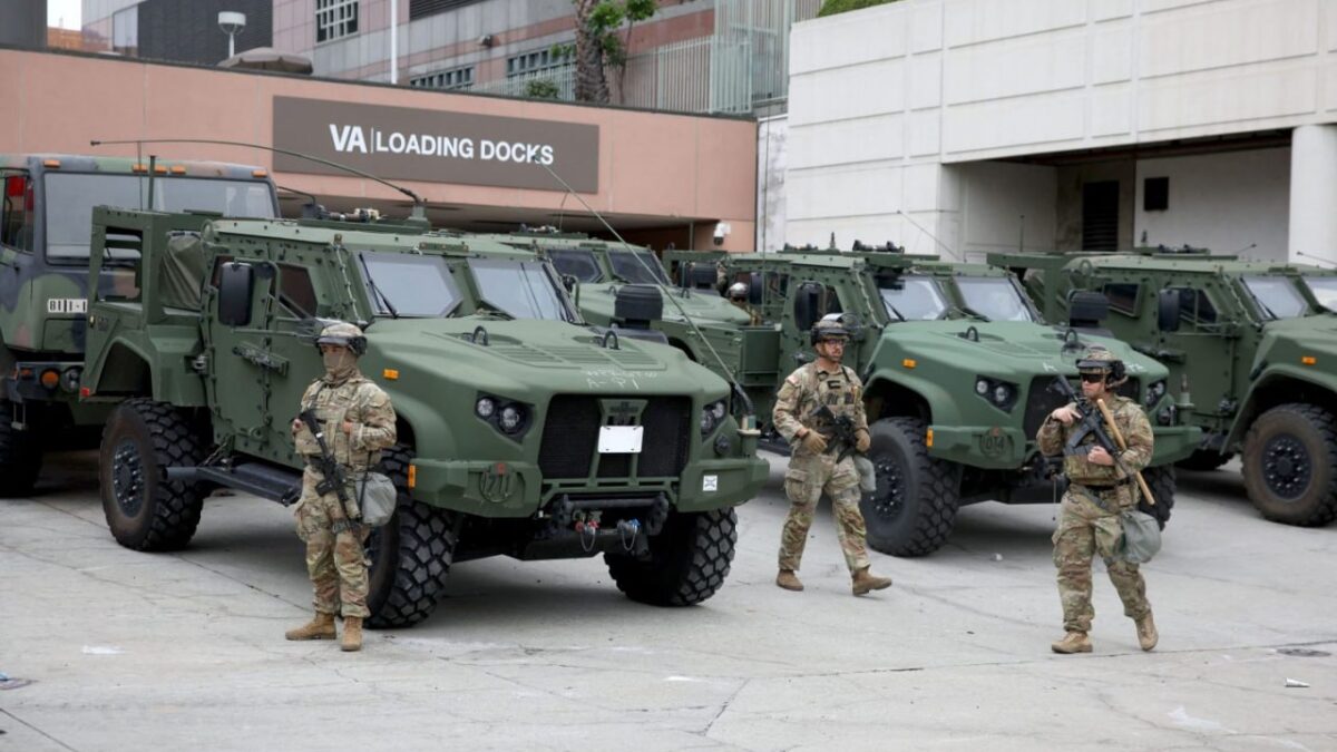 Americká armáda potvrdila nasadenie síl v Los Angeles na pozadí protestov proti migračnej politike amerického prezidenta Donalda Trumpa