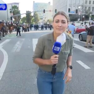 Americký policajt úmyseľne VYSTRELIL na austrálsku novinárku Lauren Tomasi