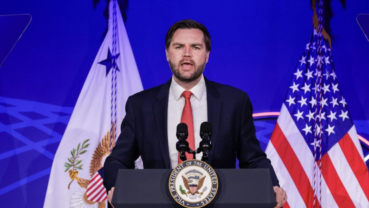 Bidenova administratíva poslala Ukrajine 300 miliárd dolárov a ani sa nepokúsila prinútiť Moskvu a Kyjev k rokovaniam, povedal J. D. Vance