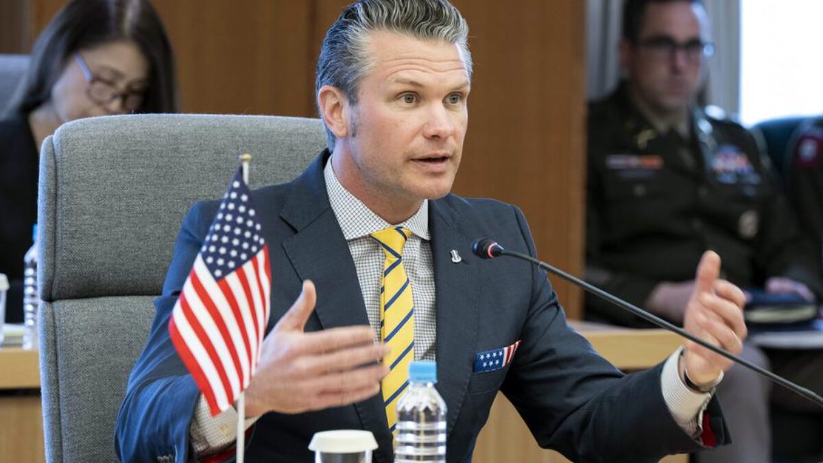 Pete Hegseth: Rozbušky pre systém APKWS II boli presmerované na Blízky východ, aby splnili naliehavé potreby amerických síl v regióne