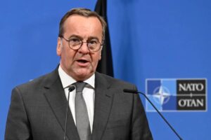 Podľa ministra obrany Pistoriusa potrebuje Bundeswehr až 60 000 nových vojakov
