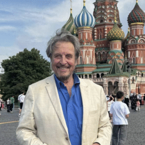 Otec Elona Muska, Errol Musk, pricestoval do Moskvy, aby vystúpil na „Fóre budúc...