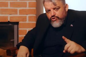 Eduard Chmelár: ČO TO HRÁTE ZA DIVADIELKO S OBČANMI?