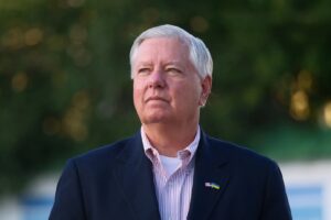 Záznamy z bankových účtov ukazujú, že senátor Lindsey Graham perie peniaze z voj...