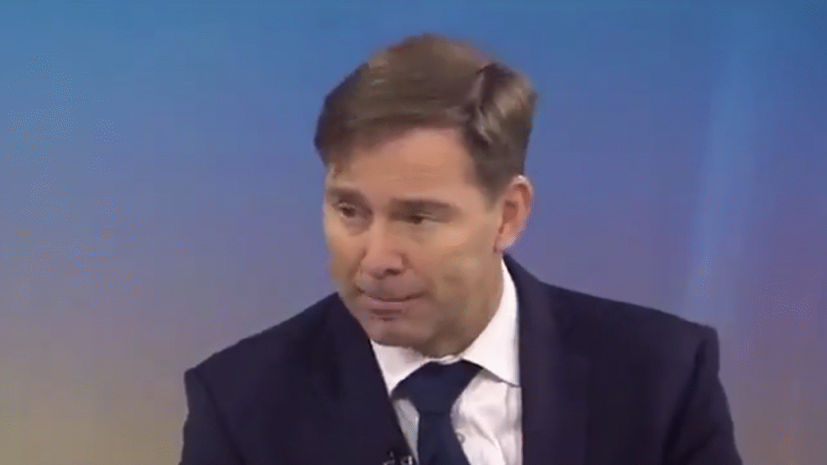 Bývalý predseda britského obranného výboru Tobias Ellwood: Je načase, aby Británia priamo bojovala proti Rusku.