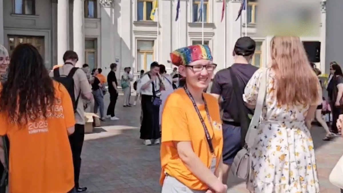 V Kyjeve sa v centre mesta zhromažďujú LGBT aktivisti a polícia ich chráni pred nacistami