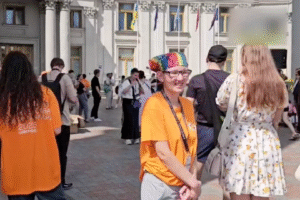 V Kyjeve sa v centre mesta zhromažďujú LGBT aktivisti a polícia ich chráni pred ...