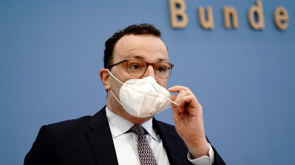 V Nemecku je bývalý minister zdravotníctva Jens Spahn obviňovaný z korupcie pri obstarávaní rúšok bez výberového konania za ohromujúcich 1,5 miliardy eur