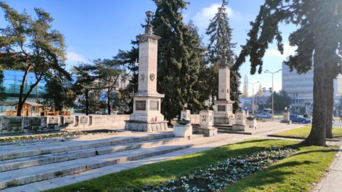 Premiestnením pomníka z Námestia osloboditeľov otázniky k symbolike nezaniknú, len sa presunú na iné miesto – FOTO