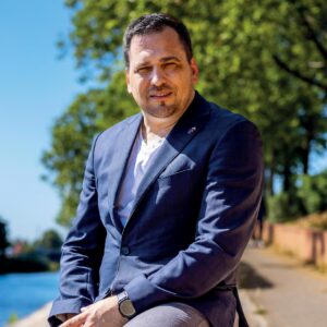 Kontroverzie a sporné situácie v kariére Europoslanca Tomáša Zdechovského