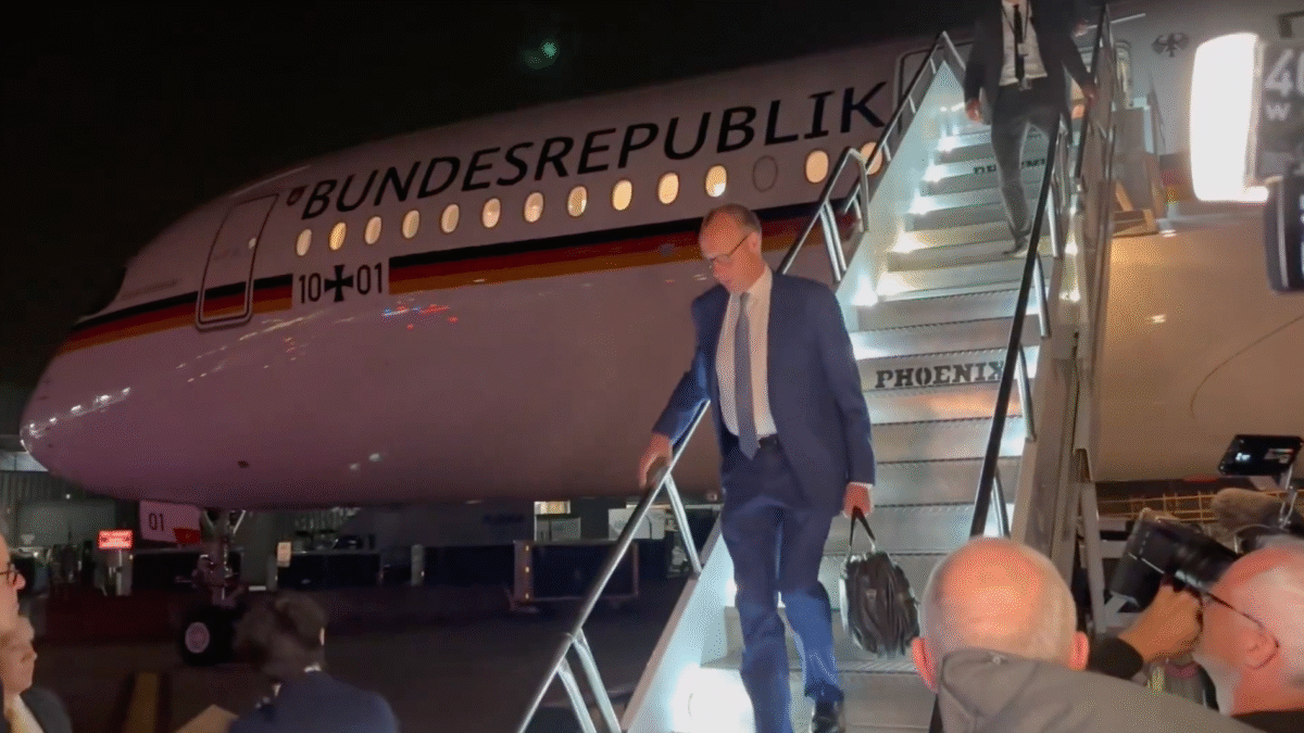 Privítanie Friedricha Merza v USA: Žiadny sprievod, iba úradníci z tretieho radu. Merz vyvoláva dojem podomového predajcu vysávačov…