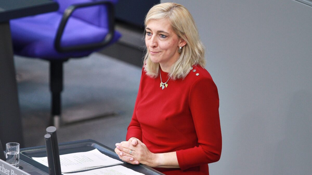 Nová nemecká ministerka zdravotníctva Nina Warken v súvislosti so zmenou klímy vyzýva na zákaz grilovania a pitia piva na športových podujatiach