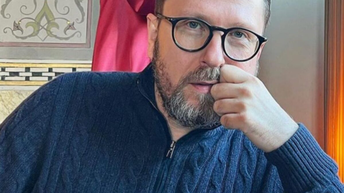 Ukrajinský súd odsúdil blogera Anatolija Šarija v neprítomnosti na 15 rokov väzenia za obvinenie zo zrady.