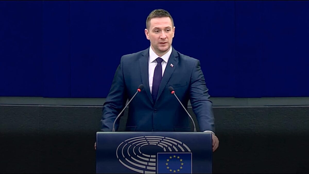 Milan Uhrík: PODÁVAME NÁVRH NA VYSLOVENIE NEDÔVERY LEYENOVEJ!