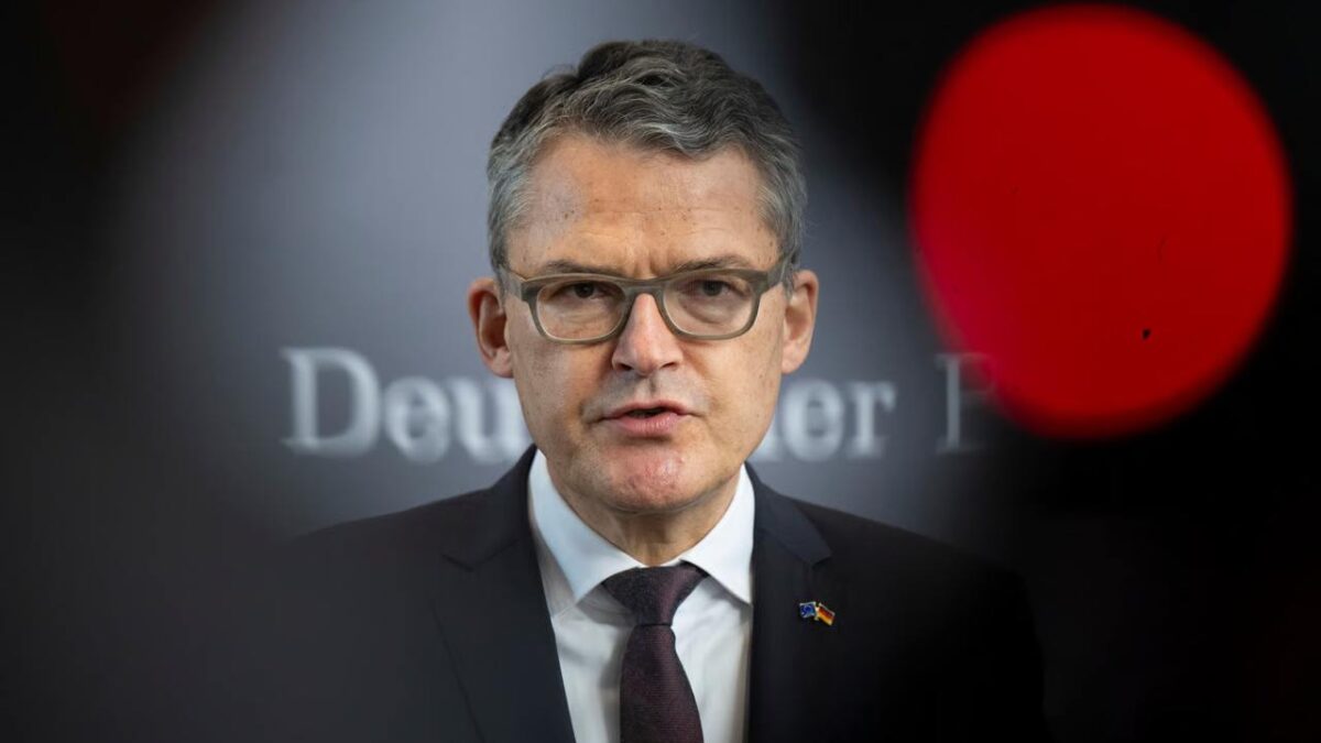 Roderich Kiesewetter (CDU) požadoval „ vyhostenie všetkých zostávajúcich ruských diplomatov z Nemecka “